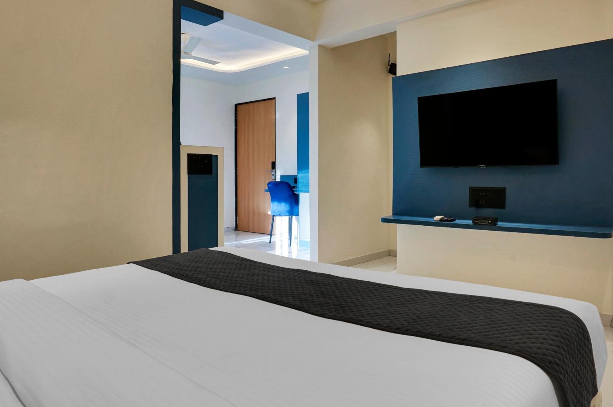 Palm Suites Baner- Indian Nationals Only Pune Exteriör bild