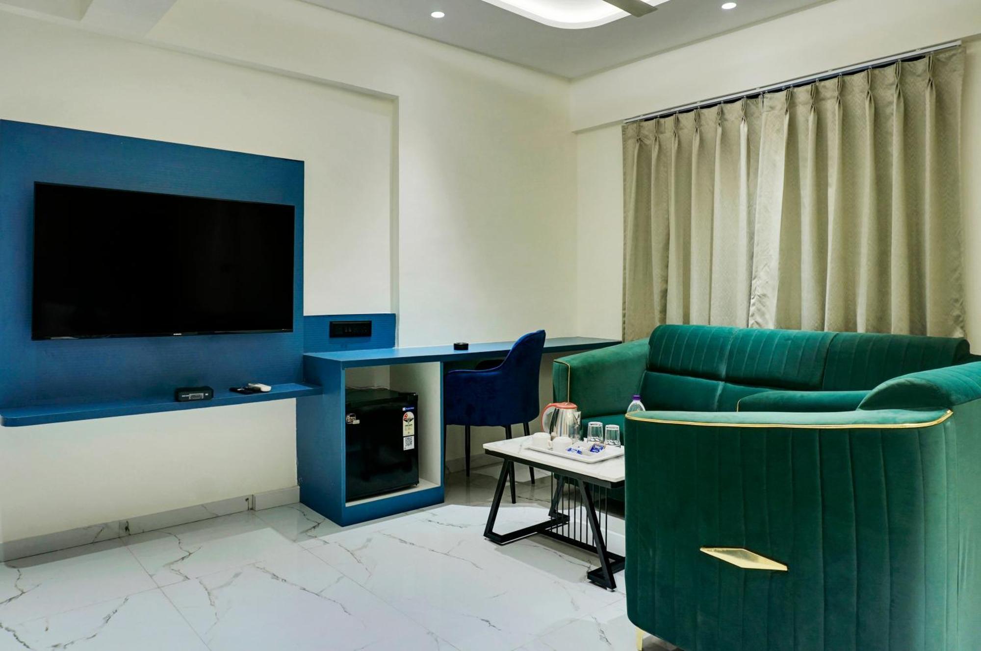 Palm Suites Baner- Indian Nationals Only Pune Exteriör bild
